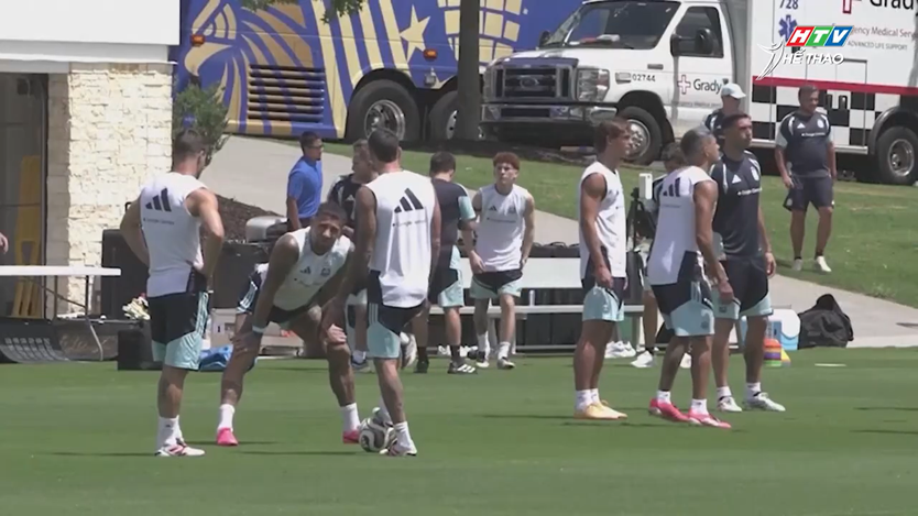 Messi thong dong nhìn đồng đội tập luyện cho chung kết World Cup - Ảnh 4.
