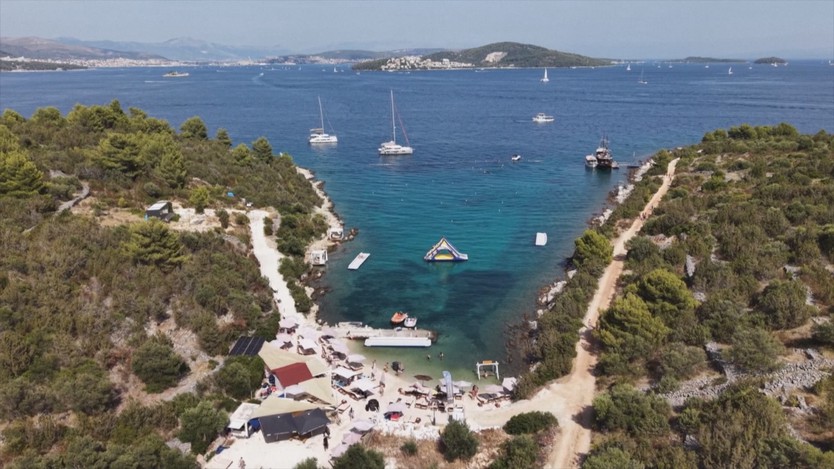 Croatia: Xuống đáy biển ngắm tác phẩm điêu khắc - Ảnh 4.