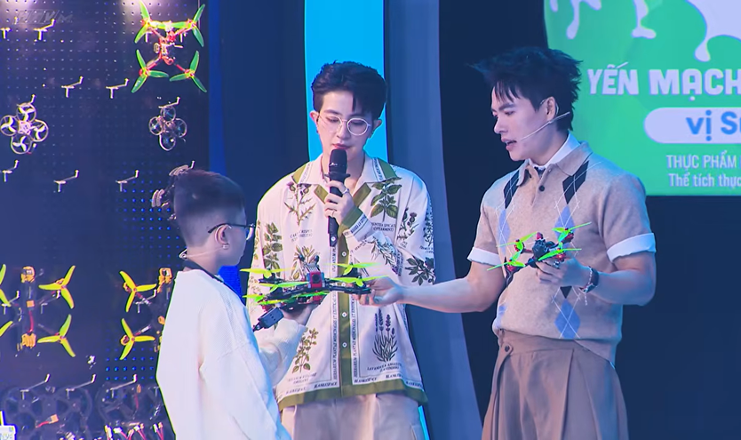 Siêu tài năng nhí mùa 5: Cậu bé 11 tuổi chinh phục bầu trời bằng FPV, sở hữu dàn drone cả tỷ đồng- Ảnh 12.