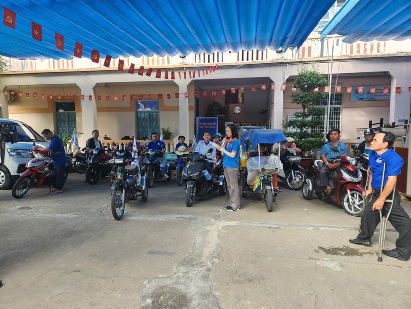 Hành trình về nguồn đầy nghị lực trên chiếc xe ba bánh- Ảnh 1.