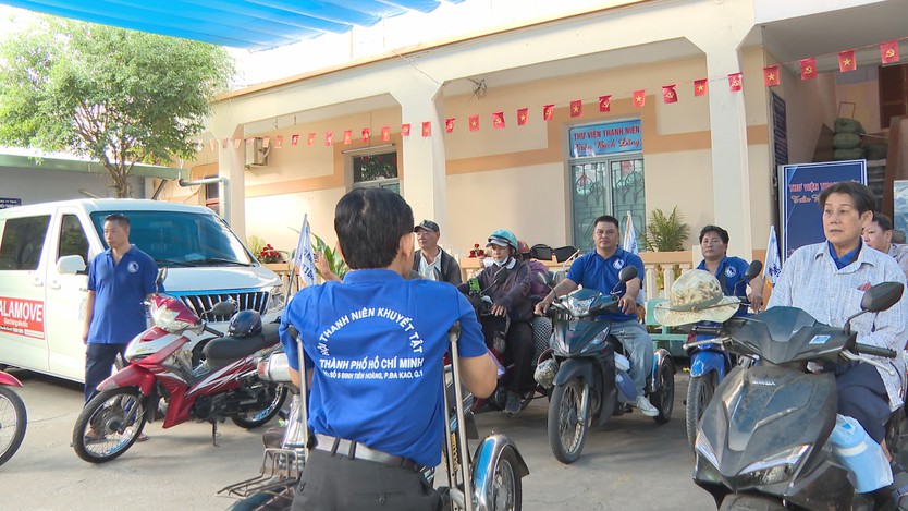 Hành trình về nguồn đầy nghị lực trên chiếc xe ba bánh- Ảnh 4.