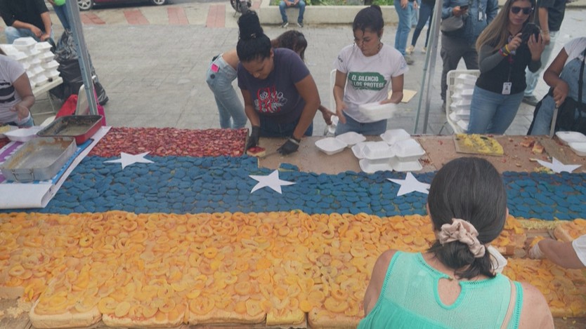 Chiếc bánh "to nhất Venezuela" cho trẻ em bị ảnh hưởng bởi động đất- Ảnh 1.