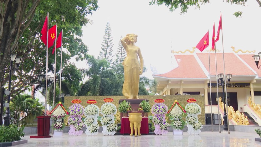 Chủ tịch Quốc hội viếng nghĩa trang và tượng đài Anh hùng Lực lượng vũ trang Nhân dân Võ Thị Sáu - Ảnh 1.