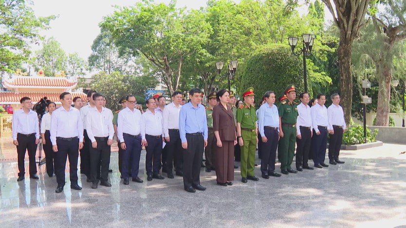 Chủ tịch Quốc hội viếng nghĩa trang và tượng đài Anh hùng Lực lượng vũ trang Nhân dân Võ Thị Sáu - Ảnh 2.