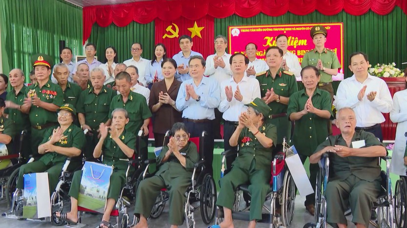 Chủ tịch Quốc hội viếng nghĩa trang và tượng đài Anh hùng Lực lượng vũ trang Nhân dân Võ Thị Sáu - Ảnh 4.