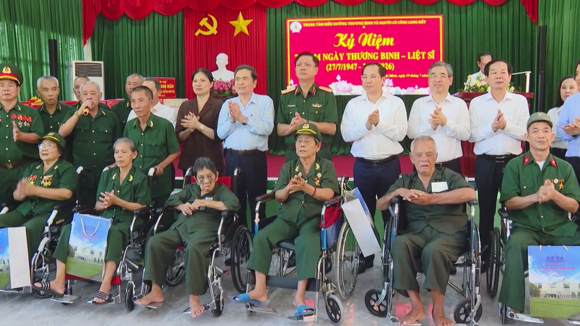 Chủ tịch Quốc hội viếng nghĩa trang và tượng đài Anh hùng Lực lượng vũ trang Nhân dân Võ Thị Sáu - Ảnh 3.