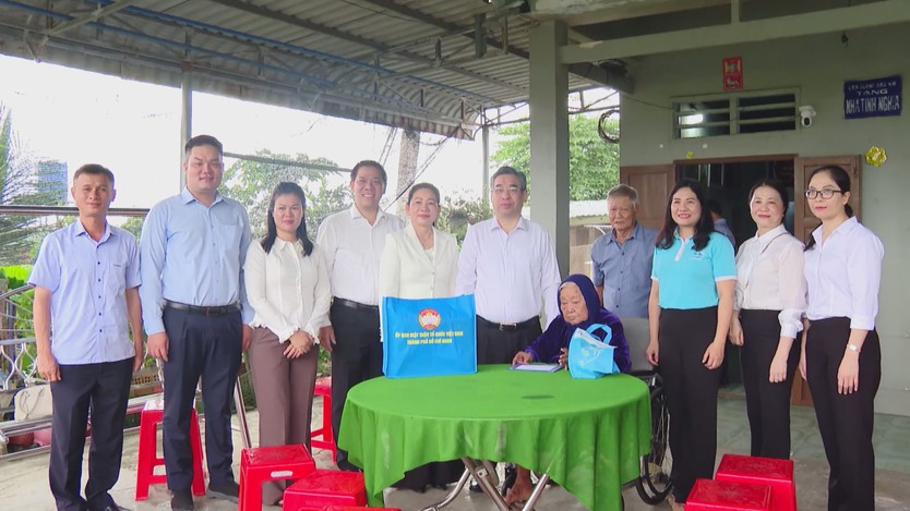 Lãnh đạo TP. Hồ Chí Minh thăm Mẹ Việt Nam Anh hùng Nguyễn Thị Chính - Ảnh 2.
