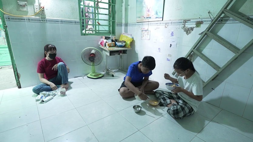 Mái ấm gia đình Việt: Cha bỏ đi, mẹ nằm viện nguy kịch, hai đứa trẻ bơ vơ - Ảnh 1.