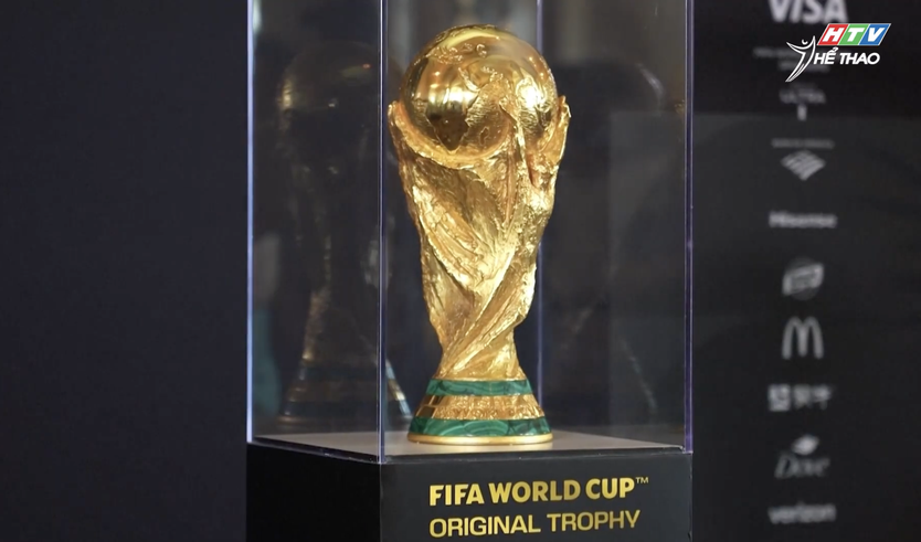 Chiêm ngưỡng Cúp vô địch World Cup trước thềm ngày hội bóng đá - Ảnh 1.