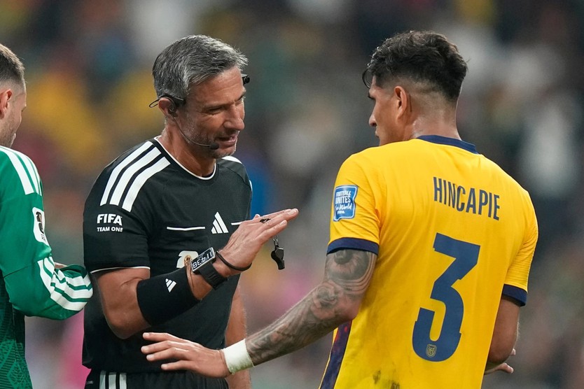Vì sao FIFA mạnh tay với hành vi "che miệng" khi tranh cãi trên sân? - Ảnh 1.