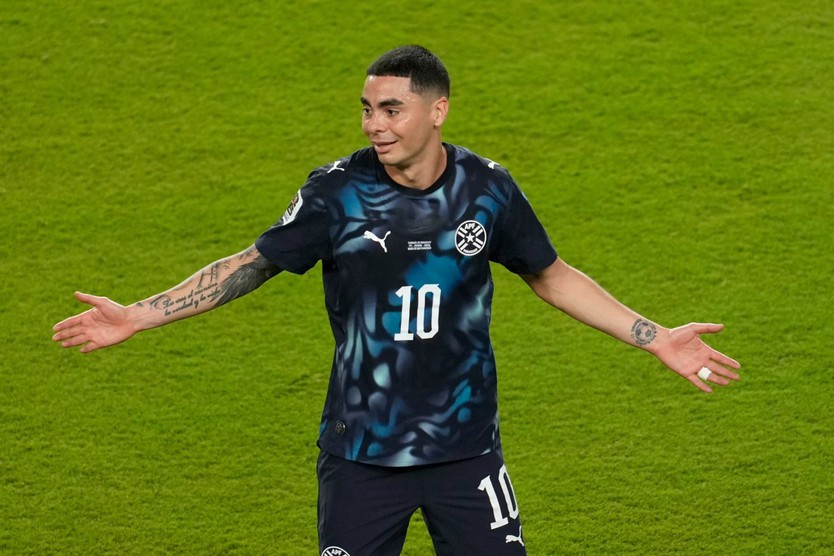 Vì sao FIFA mạnh tay với hành vi "che miệng" khi tranh cãi trên sân? - Ảnh 4.