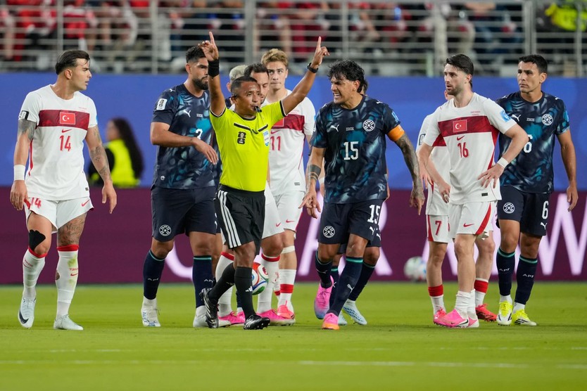 Vì sao FIFA mạnh tay với hành vi "che miệng" khi tranh cãi trên sân? - Ảnh 3.