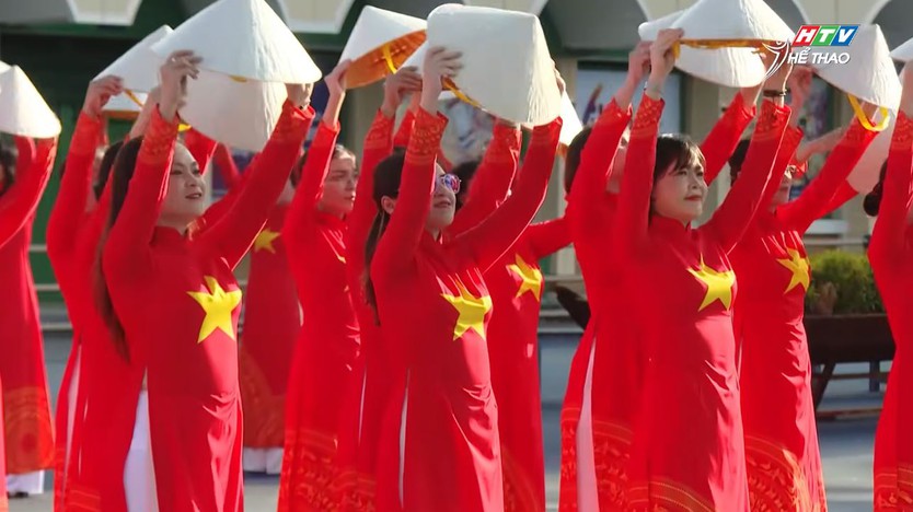 Đồng diễn dân vũ áo dài lan tỏa niềm tự hào thành phố mang tên Bác - Ảnh 1.