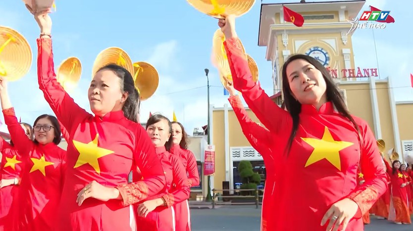 Đồng diễn dân vũ áo dài lan tỏa niềm tự hào thành phố mang tên Bác - Ảnh 11.