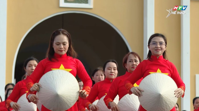 Đồng diễn dân vũ áo dài lan tỏa niềm tự hào thành phố mang tên Bác - Ảnh 2.