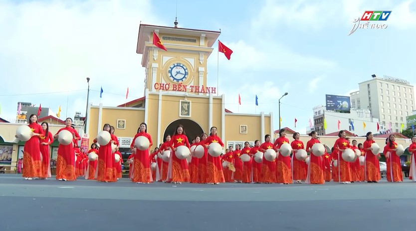 Đồng diễn dân vũ áo dài lan tỏa niềm tự hào thành phố mang tên Bác - Ảnh 3.