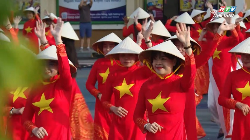 Đồng diễn dân vũ áo dài lan tỏa niềm tự hào thành phố mang tên Bác - Ảnh 8.