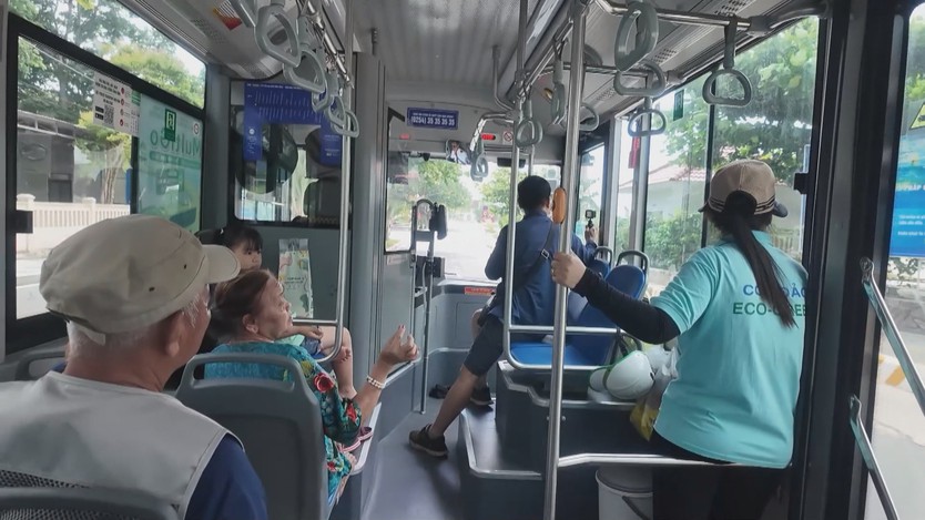 Người dân Đặc khu Côn Đảo phấn khởi vì được miễn phí xe buýt điện - Ảnh 1.