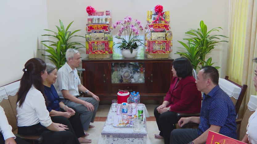 Lãnh đạo TP. Hồ Chí Minh thăm, tặng quà gia đình chính sách nhân kỷ niệm 79 năm Ngày Thương binh - Liệt sĩ - Ảnh 1.