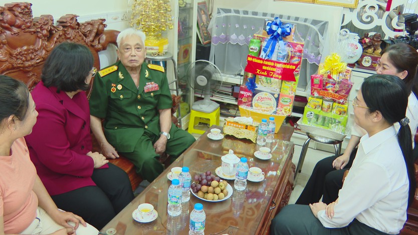 Lãnh đạo TP. Hồ Chí Minh thăm, tặng quà gia đình chính sách nhân kỷ niệm 79 năm Ngày Thương binh - Liệt sĩ - Ảnh 2.