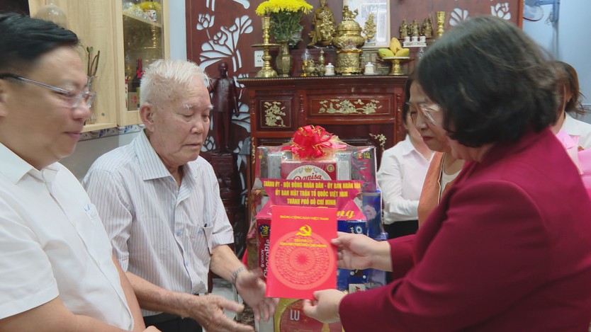 Lãnh đạo TP. Hồ Chí Minh thăm, tặng quà gia đình chính sách nhân kỷ niệm 79 năm Ngày Thương binh - Liệt sĩ - Ảnh 3.
