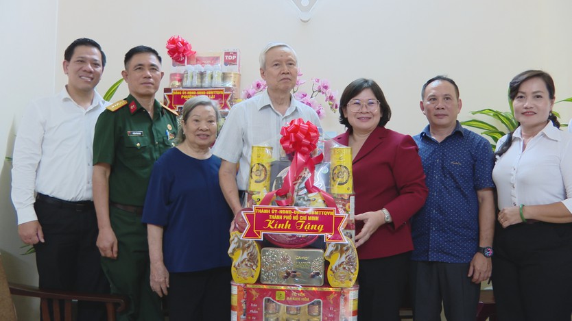 Lãnh đạo TP. Hồ Chí Minh thăm, tặng quà gia đình chính sách nhân kỷ niệm 79 năm Ngày Thương binh - Liệt sĩ - Ảnh 4.