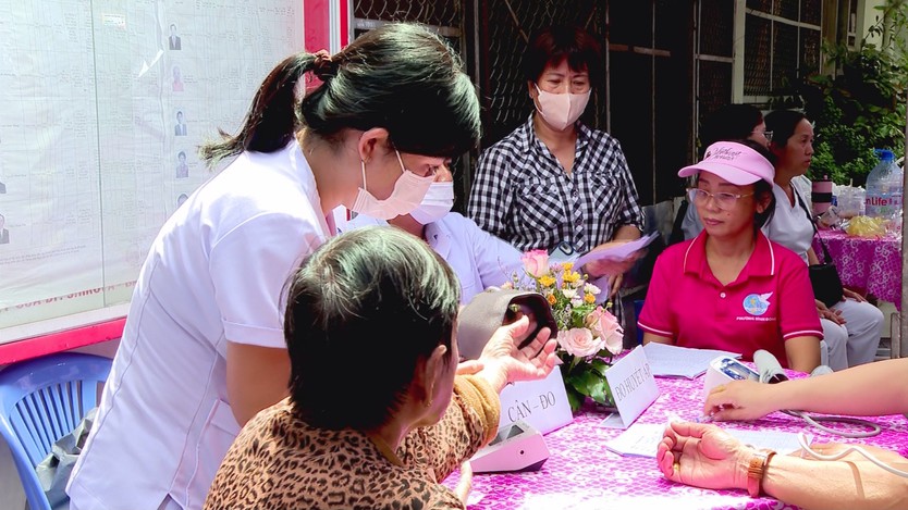 Phường Bình Đông tăng tốc khám sức khỏe toàn dân, đưa dịch vụ y tế đến từng khu dân cư - Ảnh 2.