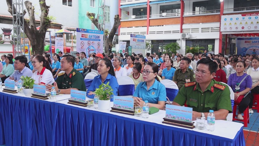 Phường Bình Tây tổ chức Ngày hội "Kết nối số", lan tỏa kỹ năng công dân số đến người dân - Ảnh 3.