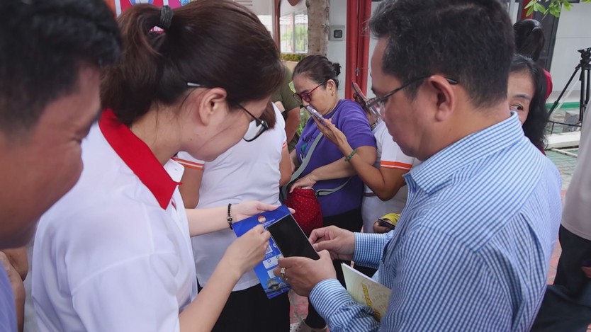 Phường Bình Tây tổ chức Ngày hội "Kết nối số", lan tỏa kỹ năng công dân số đến người dân - Ảnh 4.