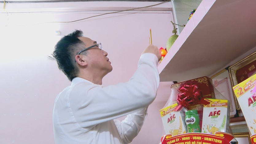 Phó Bí thư Thành ủy TP. Hồ Chí Minh Đặng Minh Thông thăm, tặng quà các gia đình chính sách tiêu biểu - Ảnh 1.