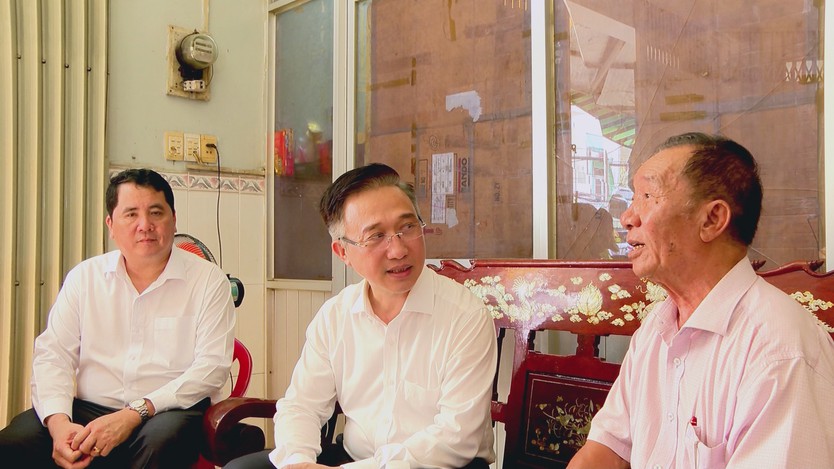 Phó Bí thư Thành ủy TP. Hồ Chí Minh Đặng Minh Thông thăm, tặng quà các gia đình chính sách tiêu biểu - Ảnh 3.