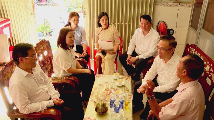 Phó Bí thư Thành ủy TP. Hồ Chí Minh Đặng Minh Thông thăm, tặng quà các gia đình chính sách tiêu biểu - Ảnh 4.