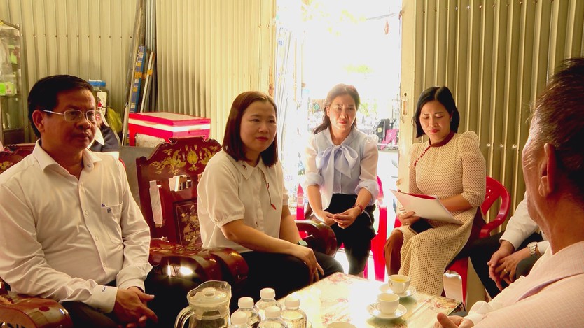 Phó Bí thư Thành ủy TP. Hồ Chí Minh Đặng Minh Thông thăm, tặng quà các gia đình chính sách tiêu biểu - Ảnh 5.