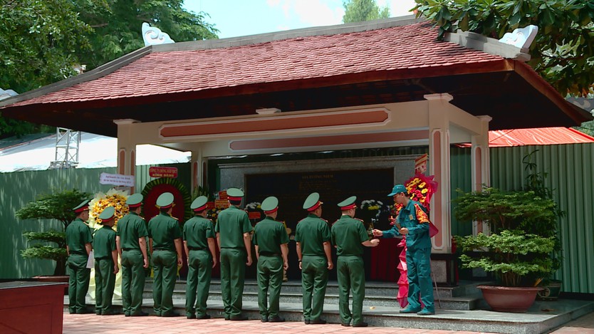 Dòng người lặng lẽ thắp hương tri ân tại Công viên Lê Thị Riêng, hướng về các anh hùng liệt sĩ - Ảnh 1.