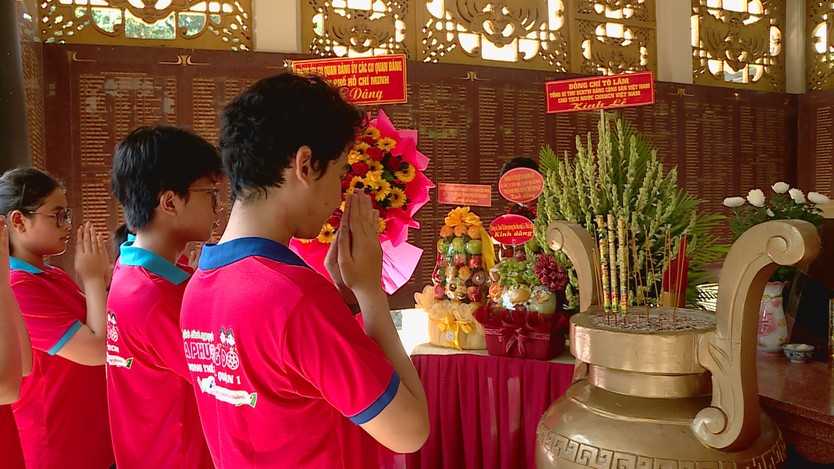 Dòng người lặng lẽ thắp hương tri ân tại Công viên Lê Thị Riêng, hướng về các anh hùng liệt sĩ - Ảnh 2.