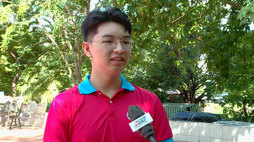 Dòng người lặng lẽ thắp hương tri ân tại Công viên Lê Thị Riêng, hướng về các anh hùng liệt sĩ - Ảnh 3.