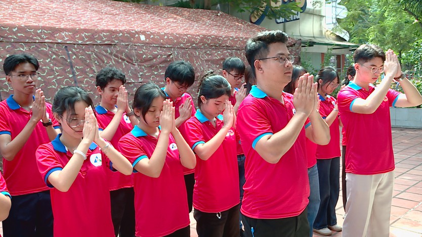 Dòng người lặng lẽ thắp hương tri ân tại Công viên Lê Thị Riêng, hướng về các anh hùng liệt sĩ - Ảnh 4.