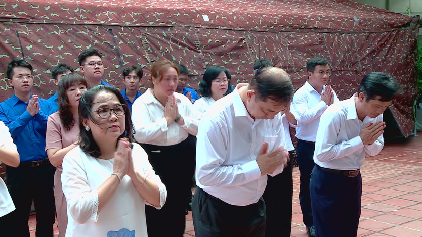 Dòng người lặng lẽ thắp hương tri ân tại Công viên Lê Thị Riêng, hướng về các anh hùng liệt sĩ - Ảnh 5.