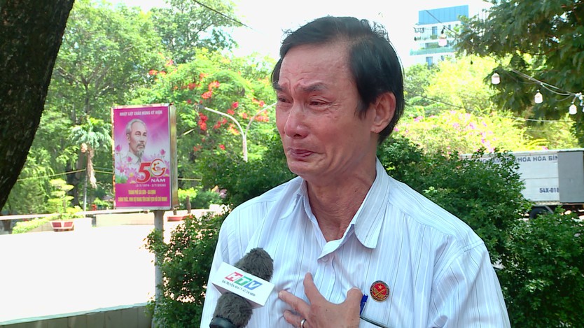 Dòng người lặng lẽ thắp hương tri ân tại Công viên Lê Thị Riêng, hướng về các anh hùng liệt sĩ - Ảnh 6.