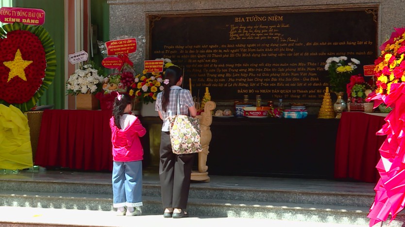 Dòng người lặng lẽ thắp hương tri ân tại Công viên Lê Thị Riêng, hướng về các anh hùng liệt sĩ - Ảnh 7.