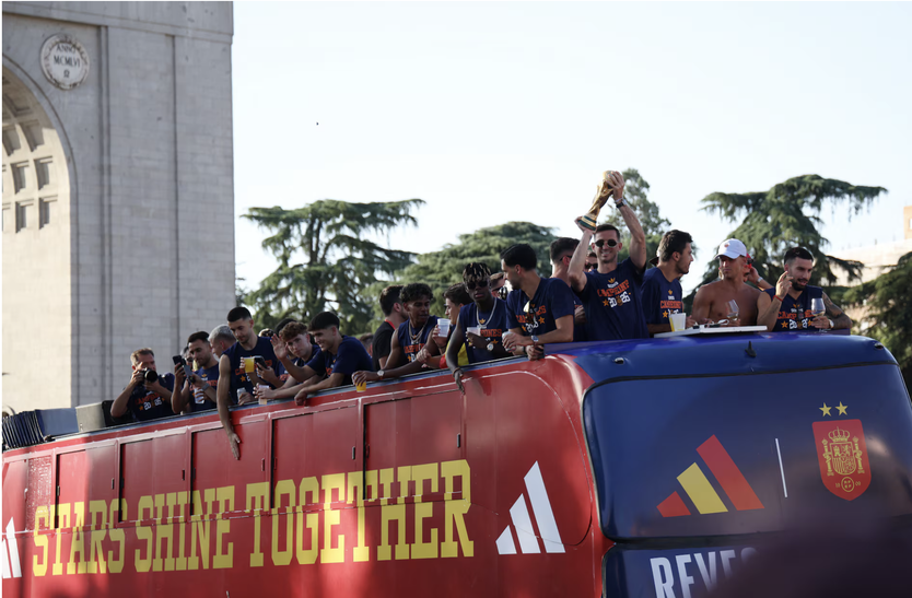 Hàng ngàn người đổ ra đường mừng tuyển Tây Ban Nha vô địch World Cup 2026 - Ảnh 3.