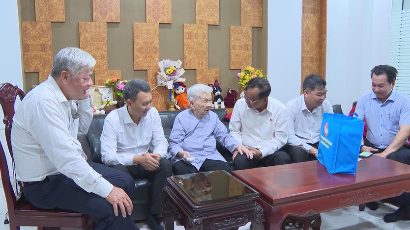 Lãnh đạo TP. Hồ Chí Minh thăm các Mẹ Việt Nam Anh hùng nhân kỷ niệm 79 năm Ngày Thương binh - Liệt sĩ - Ảnh 1.