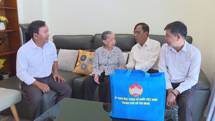 Lãnh đạo TP. Hồ Chí Minh thăm các Mẹ Việt Nam Anh hùng nhân kỷ niệm 79 năm Ngày Thương binh - Liệt sĩ - Ảnh 3.