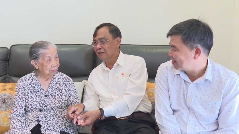 Lãnh đạo TP. Hồ Chí Minh thăm các Mẹ Việt Nam Anh hùng nhân kỷ niệm 79 năm Ngày Thương binh - Liệt sĩ - Ảnh 6.