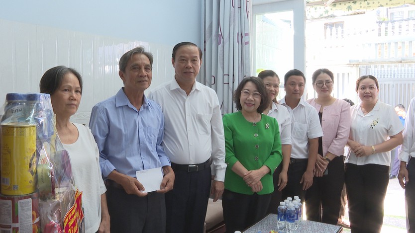 Lãnh đạo TP. Hồ Chí Minh thăm, tri ân các gia đình chính sách nhân kỷ niệm 79 năm Ngày Thương binh - Liệt sĩ - Ảnh 3.