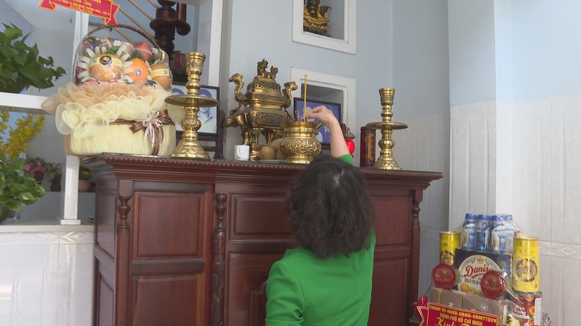Lãnh đạo TP. Hồ Chí Minh thăm, tri ân các gia đình chính sách nhân kỷ niệm 79 năm Ngày Thương binh - Liệt sĩ - Ảnh 4.