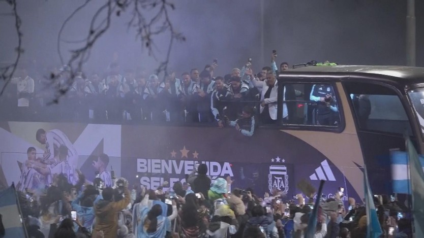 Tuyển Argentina được chào đón như những người hùng khi về nước  - Ảnh 2.