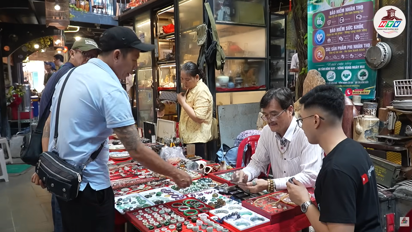 HTV Thành phố không ngủ: Độc lạ và choáng ngợp chợ đồ cổ Sài Gòn - Ảnh 2.