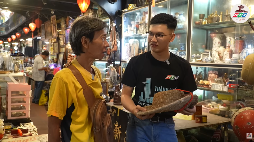 HTV Thành phố không ngủ: Độc lạ và choáng ngợp chợ đồ cổ Sài Gòn - Ảnh 1.