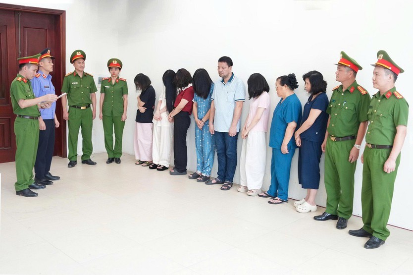 Khởi tố 10 người trong đường dây lừa dối khách hàng tại phòng khám ở Nghệ An - Ảnh 1.